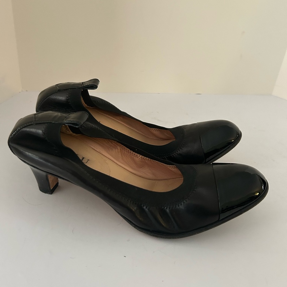 Anyi Liu Paige black leather ballet toe heels. Patent accents. Sz 39 (8.5) Great